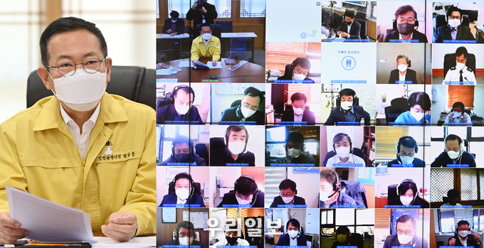 박남춘 인천시장이 7일 시청 접견실에서 비대면 영상회의로 열린 '4월 실·국장회의'에서 실·국장들과 주요 시정현안을 논의하고 있다. ⓒ인천시청