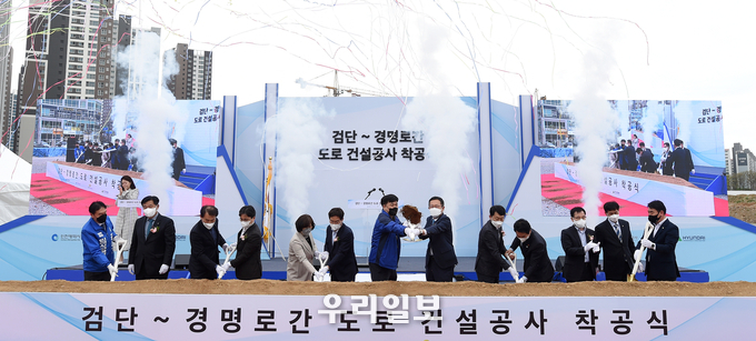 박남춘 인천시장이 14일 서구 원당동에서 열린 '검단~경명로간 도로 건설공사 착공식'에서 참석 내빈들과 시삽을 하고 있다 ⓒ인천시청