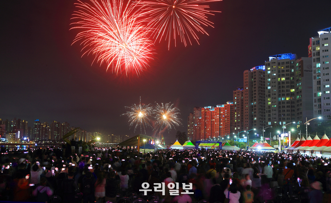 소래포구축제에 불꽃쇼를 펼치고 있다. ⓒ 남동구청 제공