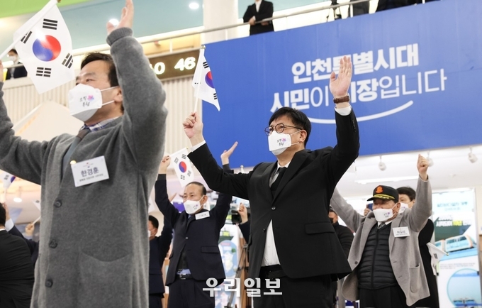 도성훈 인천시교육감이 3.1절을 맞이해 인천시청 중앙홀에서 만세삼창을 하고있다. ⓒ 인천시교육청 제공