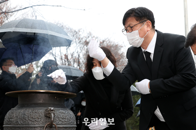 도성훈 인천시교육감이 3.1절을 맞이해 수봉공원 현충탑 참배를 하고 있다. ⓒ 인천시교육청 제공