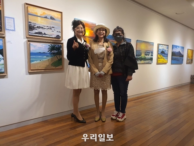 왼쪽부터 작가동생 민지영ㆍ 민재영작가(가운데)
