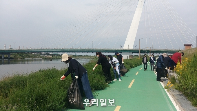 인천환경공단과 환경미디어서포터즈 등 약 30여명이 함께 공촌4교(약 3.8km) 구간 환경정화활동을 펼치고 있다. ⓒ 인천환경공단 제공