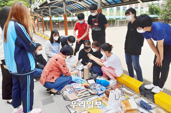 30일 광주 일곡중이 5‧18민주화운동 41주기 추모활동의 일환으로 미얀마 민주화운동을 돕기 위한 아나바다장터를 열고 있다.(사진=시민포커스)