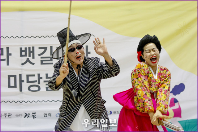 2020년 8월 22일 곡성군 강빛마을에서 진행된 신나는예술여행 프로그램 중 마당극 뺑파전 공연(사진=극단갯돌) 