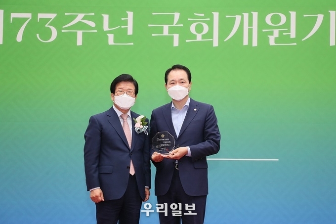 성일종 의원이 대한민국 국회 의정대상을 수상하고 있다. 박병석 의장, 성일종의원 ⓒ 성일종 의원실 제공