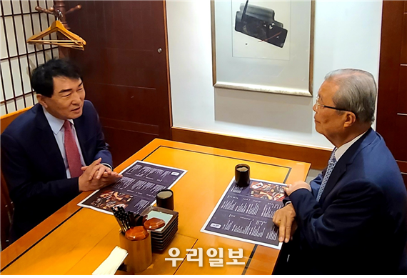 안상수 전 인천시장과 김종인 전 비대위원장이 인천 모음식점에서 회동 향후 정국에 대해 논의 ⓒ 안상수 전 시장 실 제공