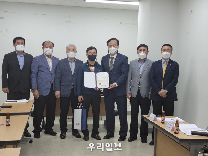  표창장 받는 강화군 회장 정현진 과 홍종진 인천광역시 회장과 배동욱중앙회 회상등 중앙회 임원단과 기념사진.ⓒ 영종뉴스 제공