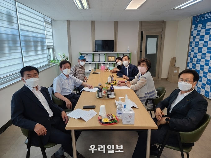 인천지역 범 보수교육감 후보들이 2차 모임을 가지누 기념촬영 고승의,권진수,이대형,박승란 후보와 가용섭 상임대표,김수진 사무총장,김실 추진단장 ⓒ 올교실 제공