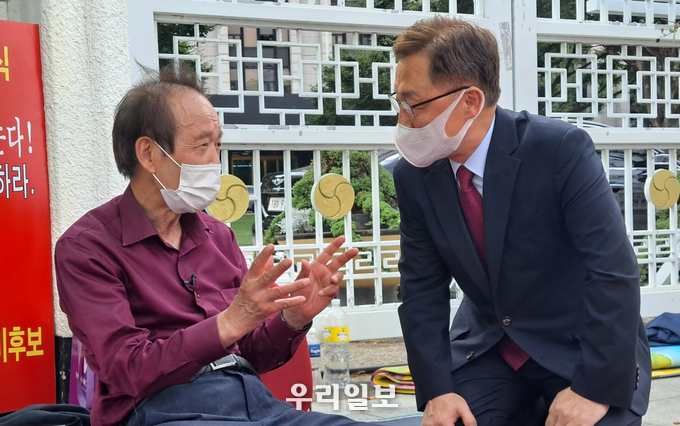 최재형 국민의힘 대선 예비후보가 장기표 후보의 농성현장을 찾았다. ⓒ 장기표 후보실 제공