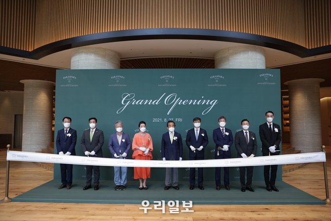 27일 서울 강북구 우이동 파라스파라 서울에서 열린 ‘파라스파라 서울’ 개관식에서 김천관 파라스파라 본부장(왼쪽부터), 박상천 파라스파라 대표이사, 엄홍길 휴먼재단 상임이사, 한복순 삼정기업 여사, 박정오 삼정기업 회장, 한채양 조선호텔앤리조트 대표이사, 정병창 삼정기업 사장, 이용진 조선호텔앤리조트 개발담당, 양봉철 파라스파라 총지배인이 테이프 커팅을 하고 있다. ⓒ 파라스파라 서울 제공