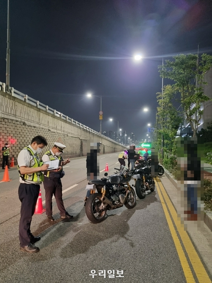 인천경찰청이 이륜차 법규위반행위를 집중단속을 하고 있다. ⓒ 인천경찰청 제공