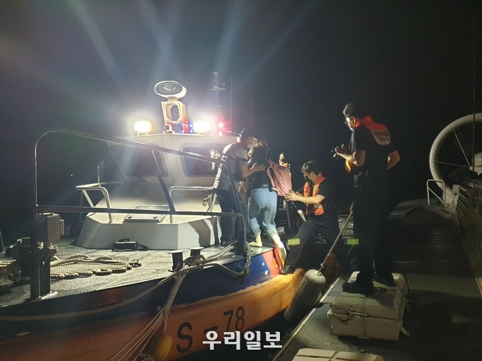 인천해양경찰서는 인천시 중구 무이도 인근 갯벌에좌주 된 모터보트 승선원 5명을 구조했다 ⓒ 인천해양경찰서 제공