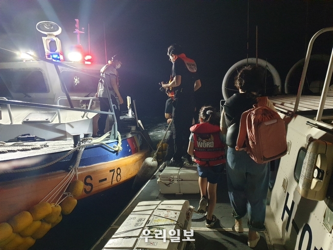인천해양경찰서는 인천시 중구 무이도 인근 갯벌에좌주 된 모터보트 승선원 5명을 구조했다 ⓒ 인천해양경찰서 제공