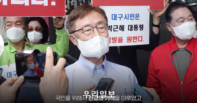 최재형 후보가 대구 서문시장에서 시민들과 인사를 하고 있다. ⓒ 최재형후보캠프 제공