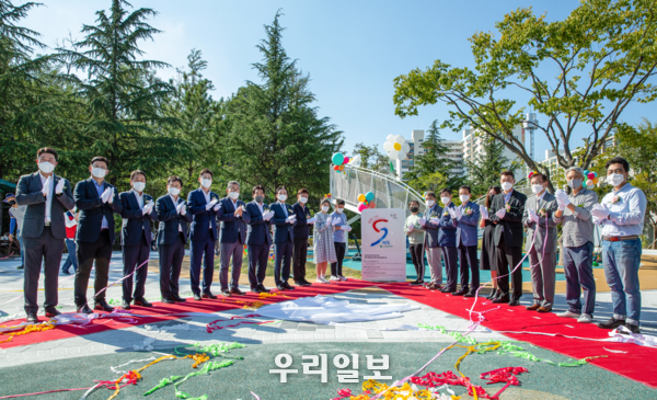울산 울주군 온양읍 겨루공원 개장식이 열린 가운데 세이브더칠드런 오준 이사장, 세이브더칠드런 노성훈 동부지부장을 비롯하여 울산항만공사 및 지자체 관계자 등이 참석해 기념 촬영을 하고 있다.