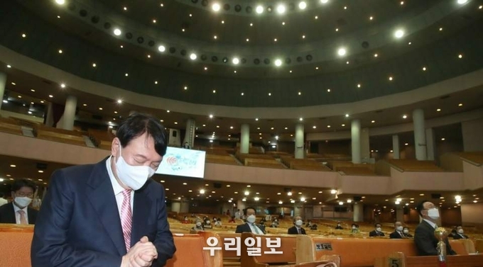 예배중 기도하는 모습 