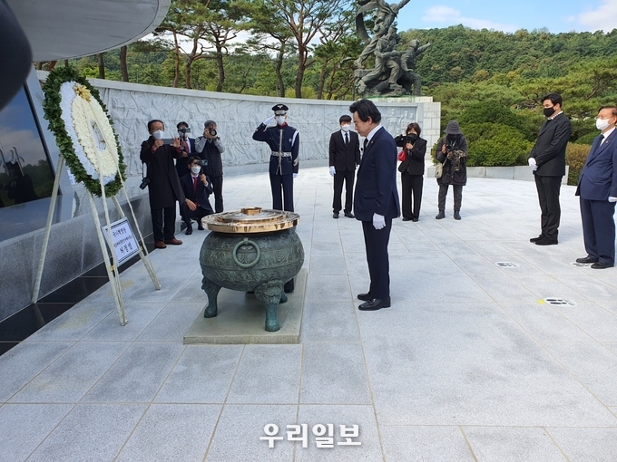 18일 허경영 국가혁명당 대선(大選) 후보가 중앙선관위 대선 예비후보 등록을 마치고, 국립서울현충원을 방문해 참배를 하고 있다.