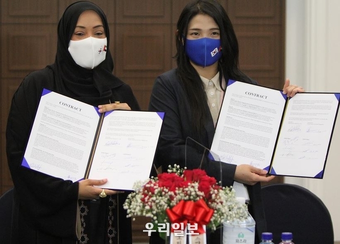 28일 서울 프레스센터 20층서 SEMP 대표이사 최우희(오른쪽)과 아부다비 GSPM CEO Zakeya Alameri(왼쪽)가 스마트전자발전기에 총 1000억불 투자 계약을 마치고 기념촬영을 하고 있다.