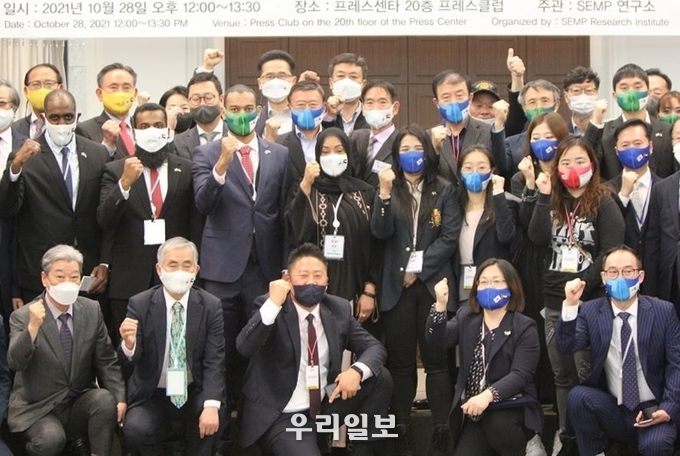 28일 서울 프레스센터 20층서 SEMP과 아부다비 GSPM 양측사 관계자들이 투자 계약을 마치고 화이팅을 외치며 기념촬을 하고 있다.