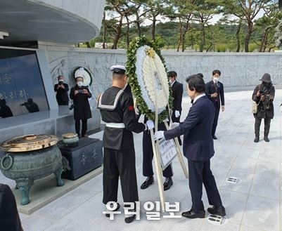 지난 10월 18일, 허경영 국가혁명당 대통령 후보가 현충원 헌화를 하고 있다.