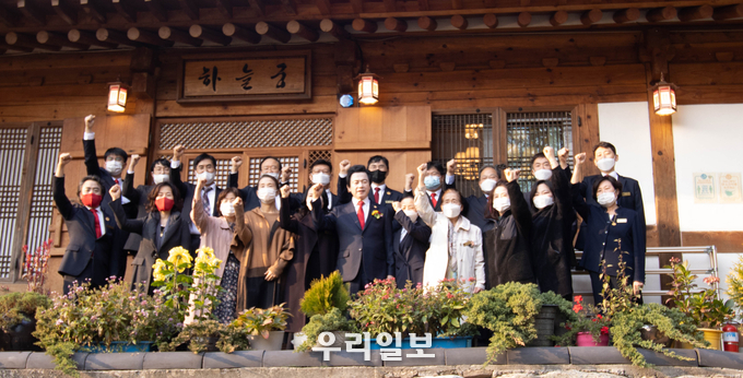 10월 31일 양주시 소재 하늘궁에서 보건의료 220인 등이 허경영 국가혁명당 대통령 후보 지지 선언을 하고 화이팅을 외치고 있다..