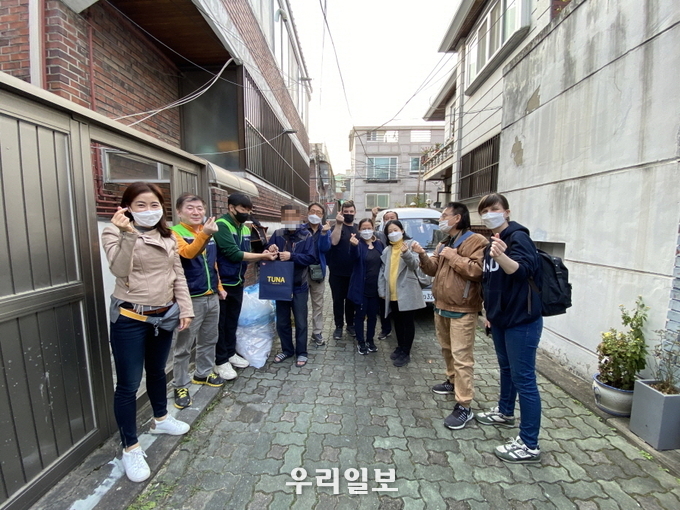 10월 31일 서울 중랑구에서 (사)주거연과 주한 호주상공회의소 봉사자들이 저소득 독거어르신 주거환경개선 지원을 마치고 포즈를 취하고 있다..