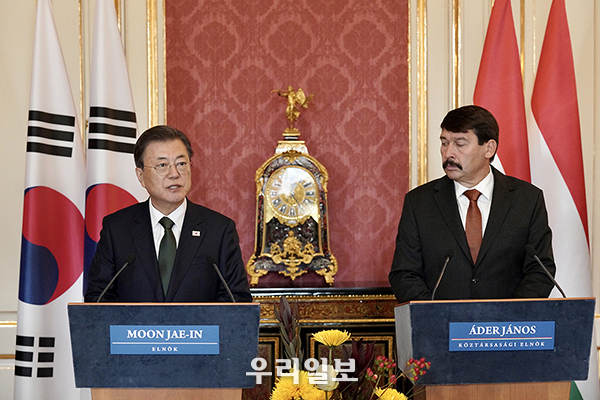 한-헝가리 정상회담을 마친 문재인 대통령이 3일(현지시간) 헝가리 부다페스트 대통령궁에서 아데르 야노쉬 헝가리 대통령과 공동언론발표를 하고 있다. (사진제공=청와대)