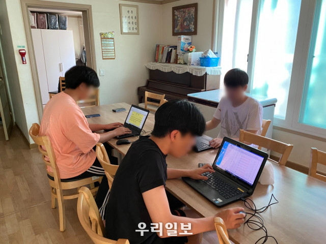 용인중장기청소년쉼터에서 비대면 수업이 진행되고 있다 .