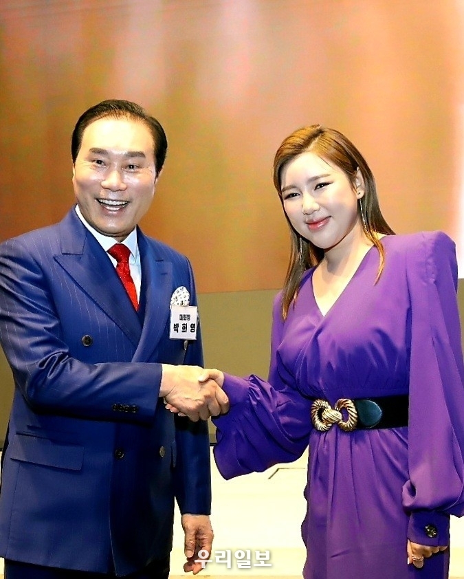 박희영 대회장, 제9회 대한민국 빛낸 10인 대상 시상식에 앞서 트로트 부문 수상자 송가인과 악수를 나누고 있다.