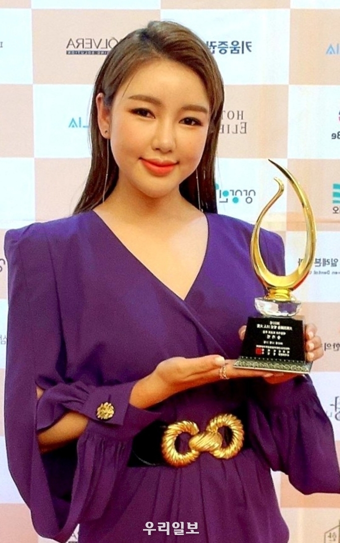 가수 송가인이 ‘2021 대한민국을 빛낸 10인 대상’에서 트로트 부문 수상의 영예를 안았다.
