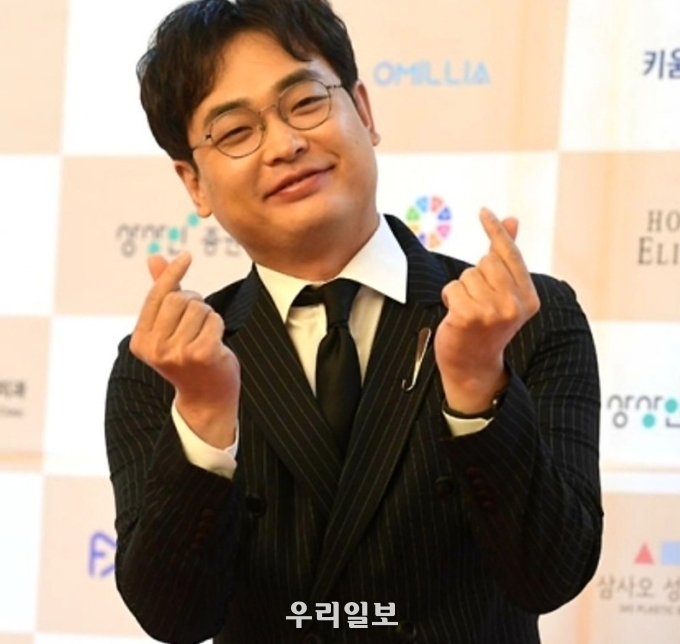 개그맨 부문 박영진 수상, 11일 오후 논현동 엘리에나 호텔에서 열린 ‘대한민국을 빛낸 10인 대상 시상식’에서 포토타임을 갖고 있다.