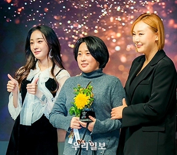 좌측)배우 김나현, "방송프로듀스부문 스트리트 우먼 파이터" 최정남 PD, 스타일리스트 박진아가 기념촬영을 하고<br>
있다.