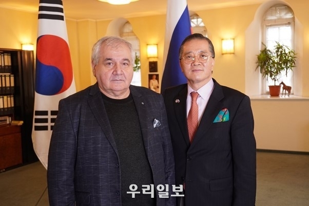 국제어린이올림픽 개최 선포식에 참석한 (왼쪽) 알리예프 마고메드(Aliev Magomed) SIA 대표와 이우선 회장(오른쪽)ICOC 한국위원회 위원장 