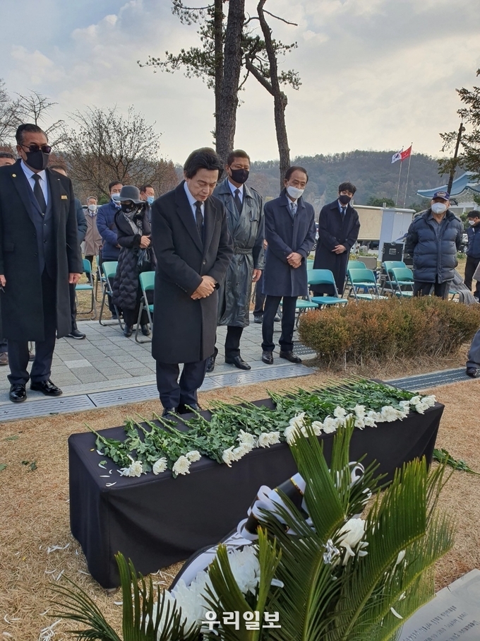 허경영 국가혁명당 대통령 후보가 25일 오전 서울 국립현충원에서 열린 채명신장군 8주기 추도식에 참석해 묵념을 올리고 있다.