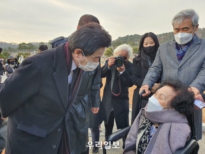 채명신장군 8주기 추도식에 허경영 국가혁명당 대통령 후보가 미망인 문정인 여사와 대화를 나누고 있다.