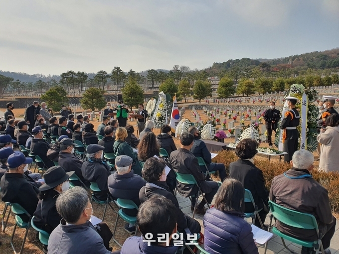 채명신장군 8주기 추도식에 미망인 문정인 여사와 유가족, 월남참전국가유공전우회 이화정 전우회장, 최승우 장군(전 예산군수) 및 오정근 서울시 단장과 전우들이 참석하고 있다.