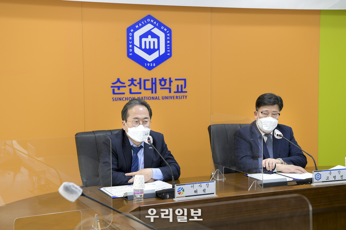 순천문화재단 이사장 허석(왼쪽)과 국립 순천대학교 총장 고영진(오른쪽)이 순천대학교 대학본부에서 지역 문화예술 활성화를 위해 상호 협력해 나가기로 업무협약을 체결하고 있다.