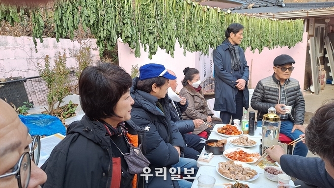 11월 28일 광명시 일직동 호봉골 예술인의 집에서 연예인들과 함께 '김장나눔 봉사'를 했다.