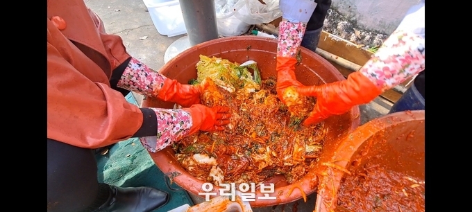 11월 28일 광명시 일직동 호봉골 예술인의 집에서 연예인들과 함께 '김장나눔 봉사'를 펼치고 있다.