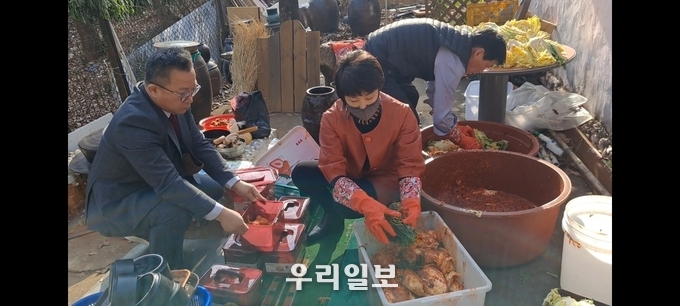 11월 28일 광명시 일직동 호봉골 예술인의 집에서 연예인들과 함께 '김장나눔 봉사'를 펼치고 있다.