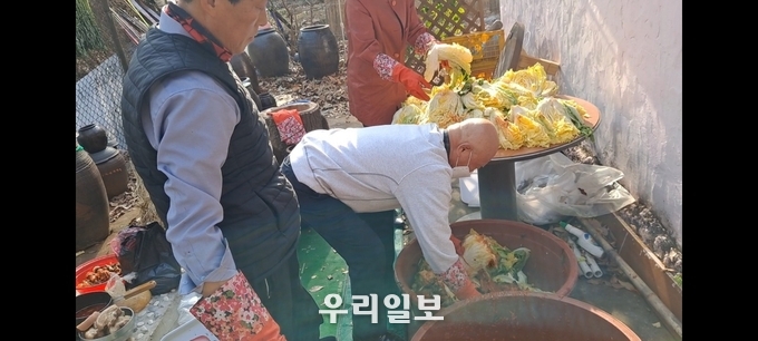 11월 28일 광명시 일직동 호봉골 예술인의 집에서 연예인들과 함께 '김장나눔 봉사'를 펼치고 있다.