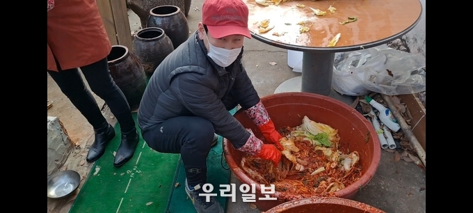 11월 28일 광명시 일직동 호봉골 예술인의 집에서 연예인들과 함께 '김장나눔 봉사'를 펼치고 있다.