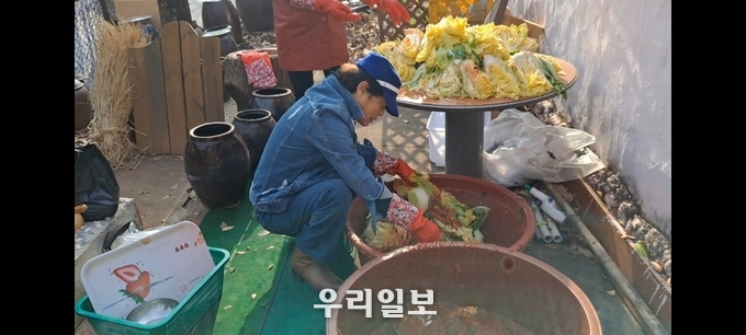 11월 28일 광명시 일직동 호봉골 예술인의 집에서 연예인들과 함께 '김장나눔 봉사'를 펼치고 있다.
