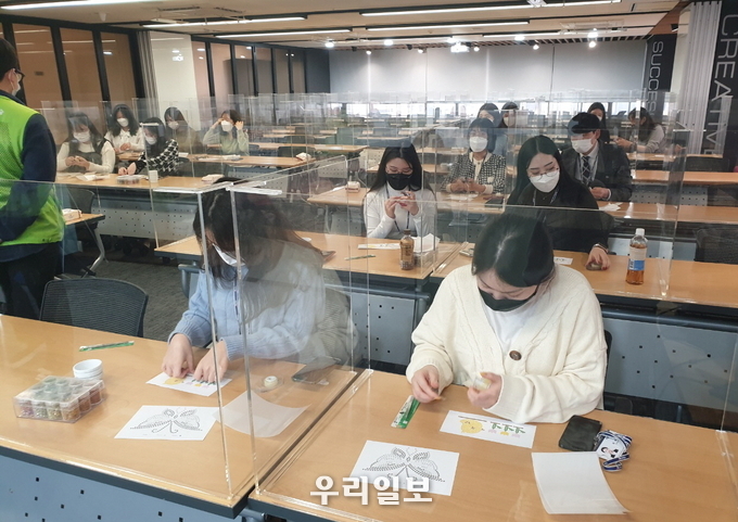 키움증권 직원들이 에코백을 손수 만들고 있다.