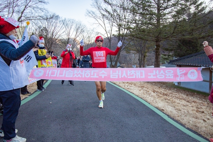 국가혁명당 33정책 및 긴급재난지원금 1억원 지급 홍보행사, 33일간 전국순회한 마라토너 윤상노 선수(사진제공=국가혁명당)
