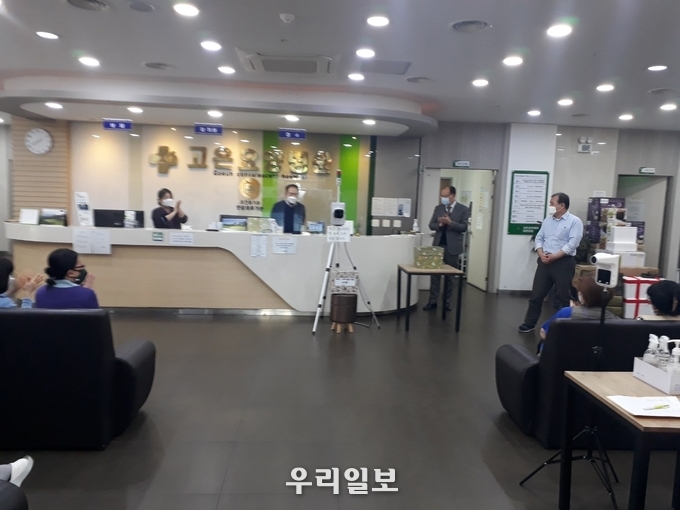 지난 17일 오후 인천 고은요양병원 백인안 원장(오른쪽)이 훈훈한 송년회에서 임직원들에게 인사말을 전하고 있다. 