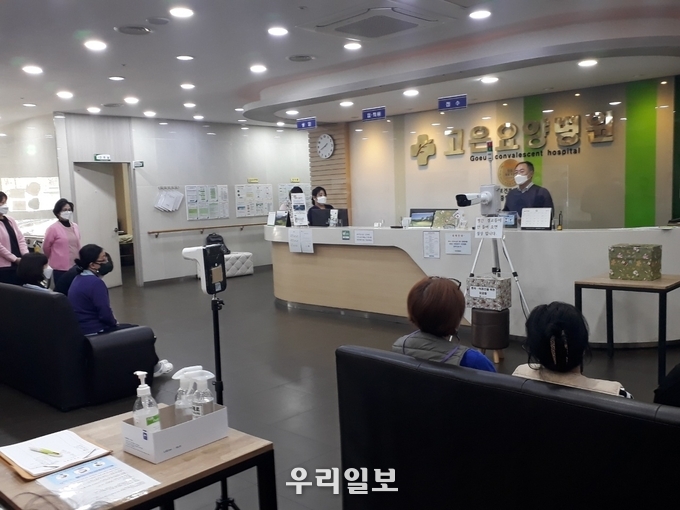 지난 17일 오후 인천 고은요양병원 안준림 행정원장이 훈훈한 송년회에서 임직원들에게 인사말을 전하고 있다. 