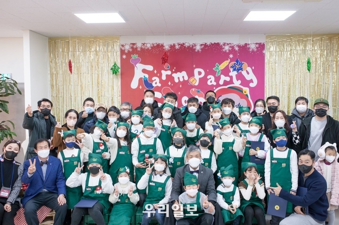 팜파티를 마치고 최상목총장과 기념촬영한 어린이 팜파티플래너들 