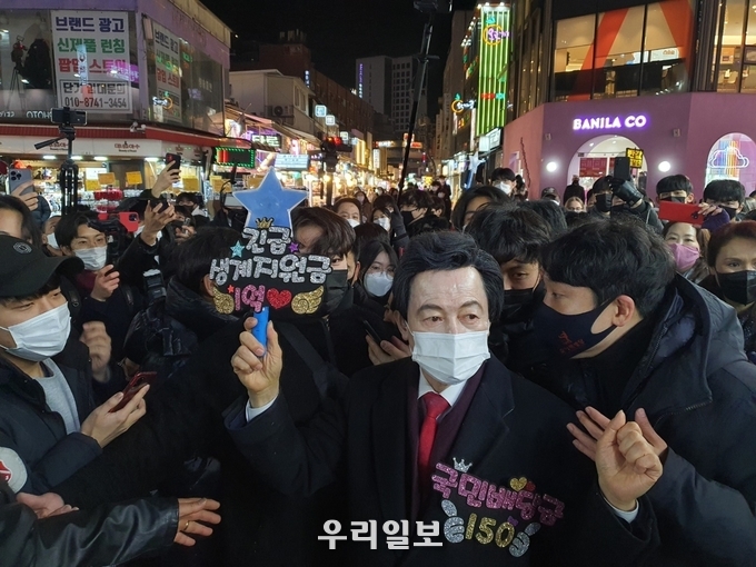 크리스마스 이브를 앞둔 12월 22일(수) 오후 7시에 허경영 국가혁명당 제20대 대통령 후보가 서울 홍대 '젊은이의 거리'에서 국민과의 대화를 하고 있다.
